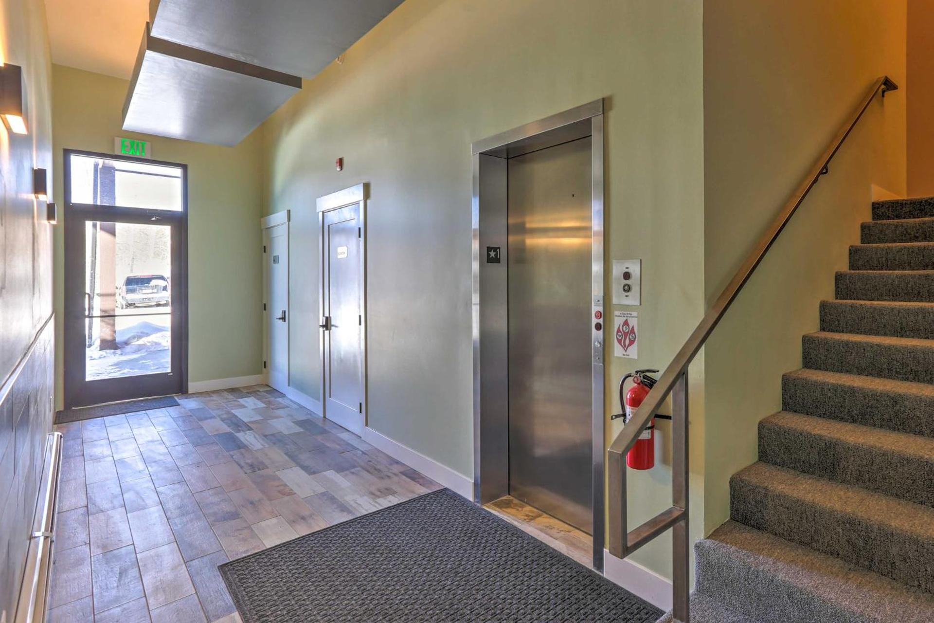 Modern Mountain Getaway, Walk to Grand Lake!