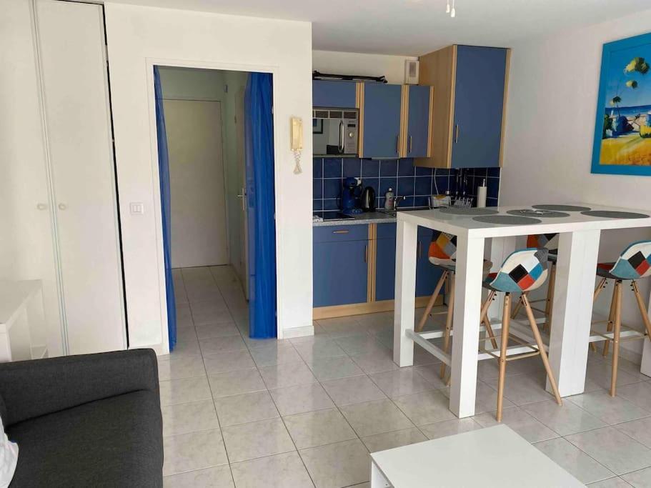 Studio dans résidence piscine 500m de la plage 2**