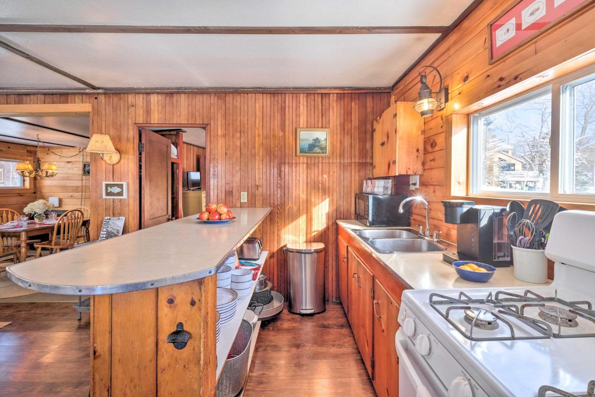 8 Mi to Saddleback Ski Area Cabin with Fire Pit