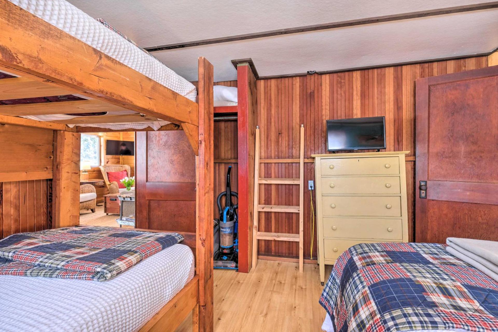 8 Mi to Saddleback Ski Area Cabin with Fire Pit