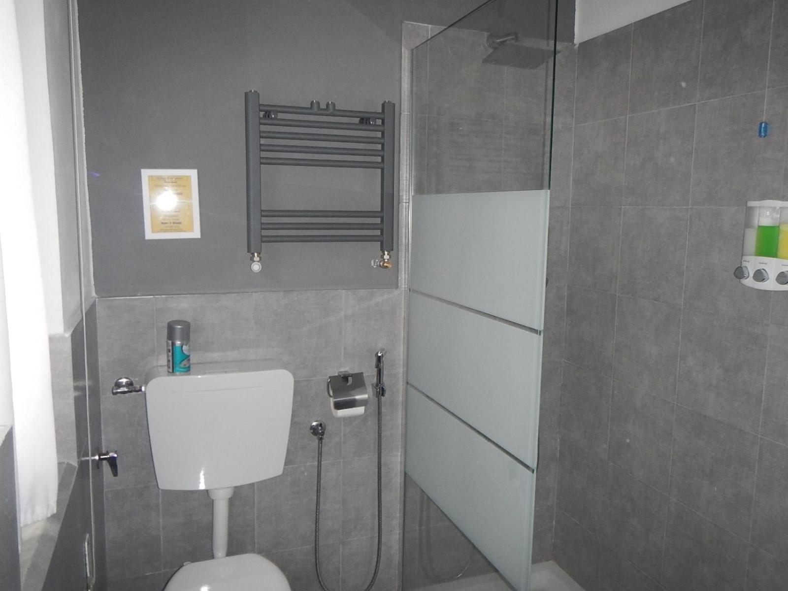 La Pergola Private Parking