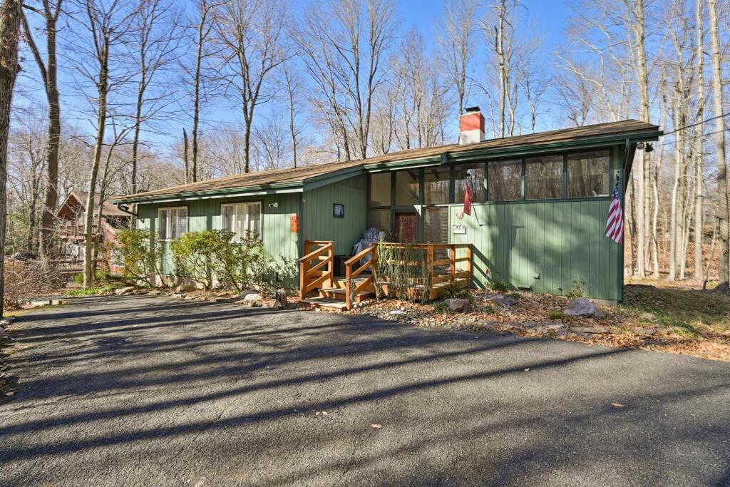 Pocono Pines, Lake Naomi 4 bedrooms, 2 full bath