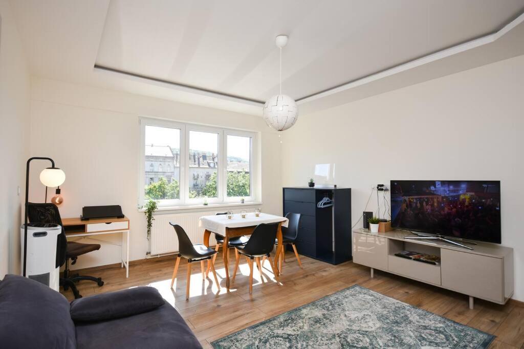 Renovated Stylish Flat at the Castle&Metro