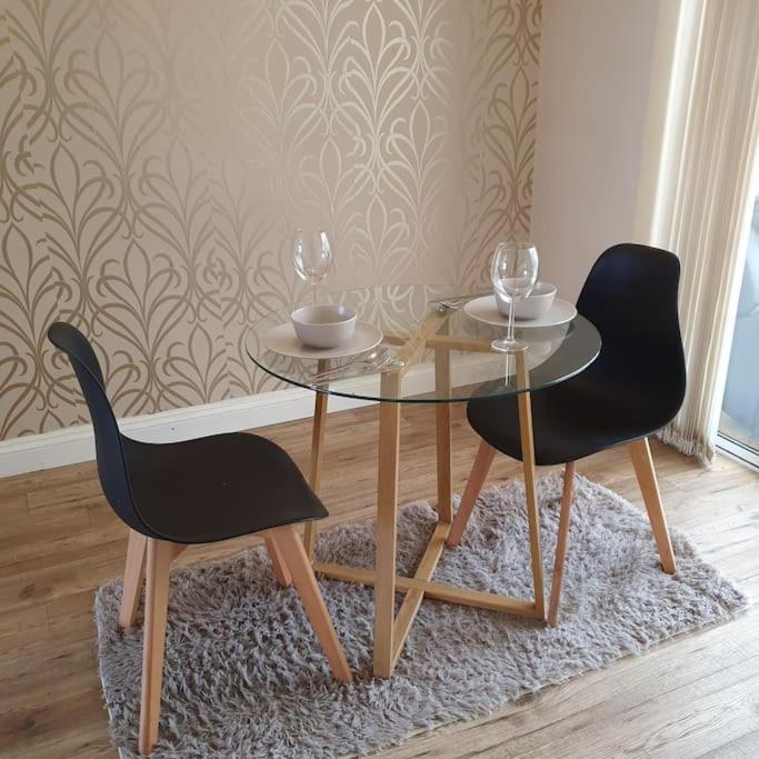 Ideally located contemporary 3 bed spacious house