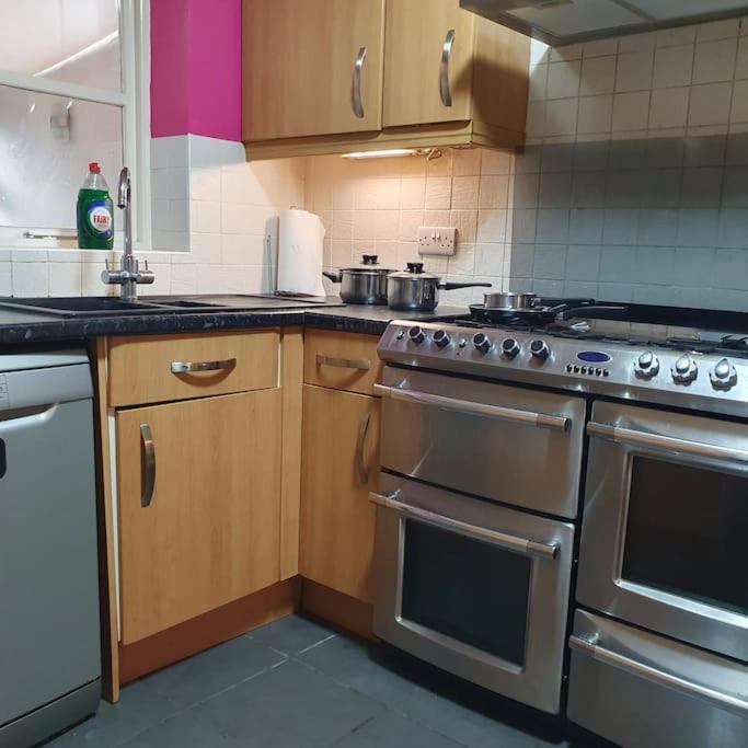 Ideally located contemporary 3 bed spacious house