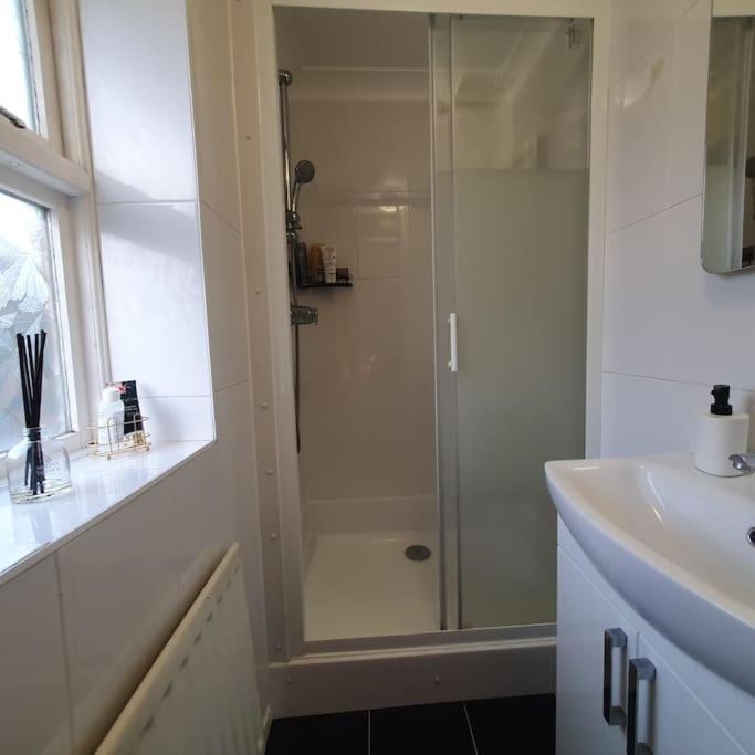 Ideally located contemporary 3 bed spacious house