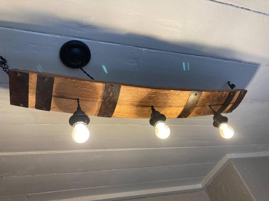 Pieman's Cottage - Pulborough, West Sussex Cottage - sunny courtyard