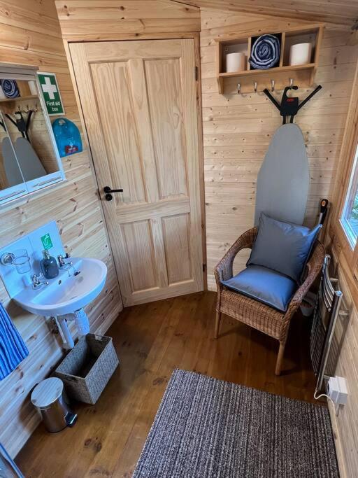 Cosy Cabin, hidden from the main house - Sleeps 2 - EV