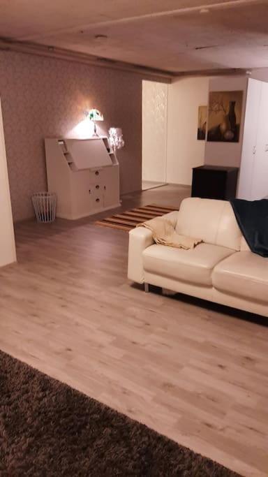 Huoneisto noin 55m2 perusvarustein.