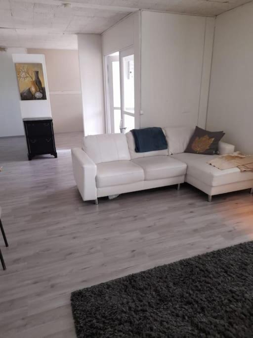 Huoneisto noin 55m2 perusvarustein.