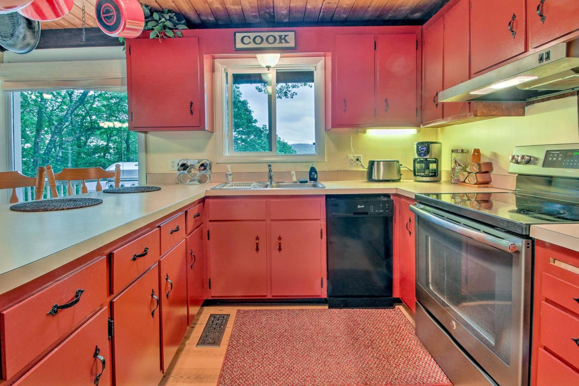 Conway Area Chalet with Mountain Views and Fire Pit!