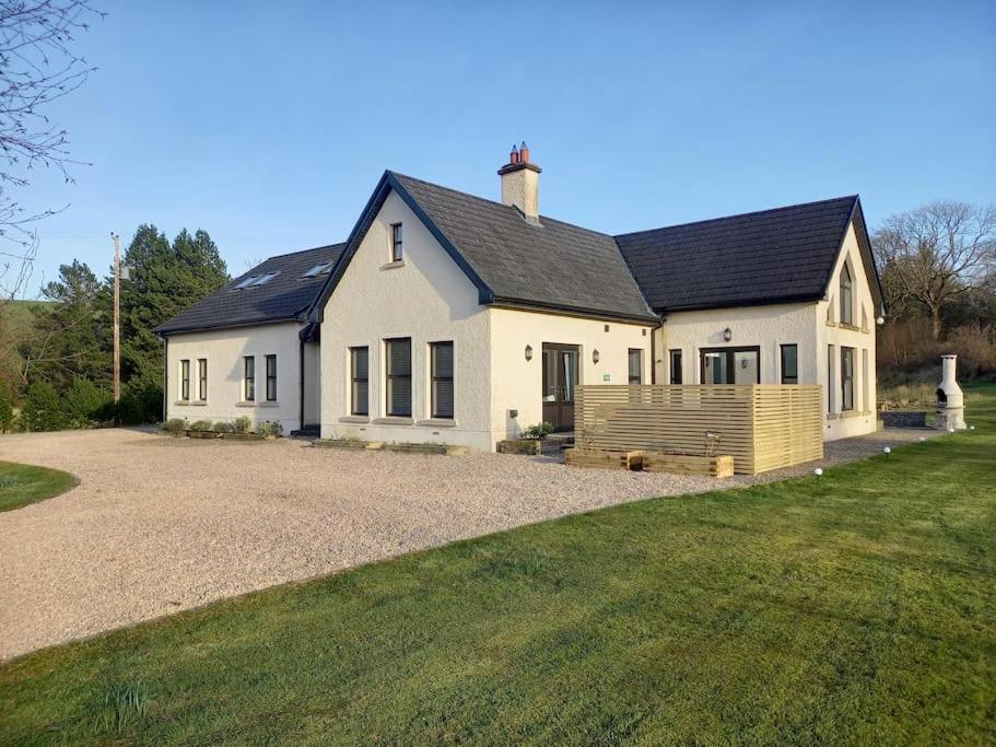 Kilskeery Lodge, modern country house with hot tub