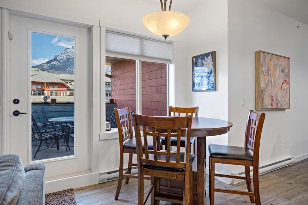 Mountain Retreat - Modern and Bright with Panorama Views 2 bedrooms, 4 beds, heated all-year outdoor pool, hottub, balcony, Banff Park Pass