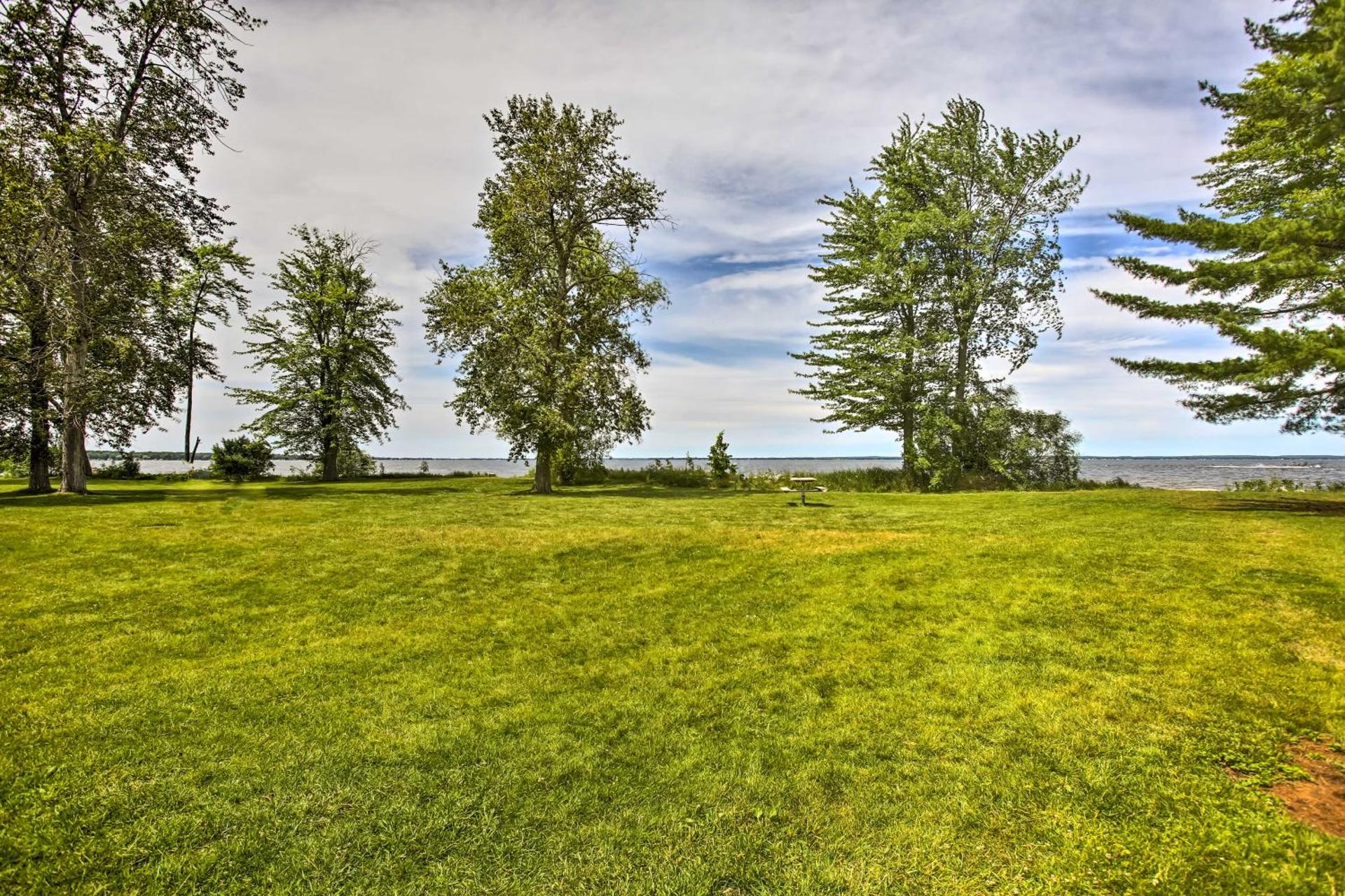 Cozy Houghton Lake Vacation Rental with Fireplace!