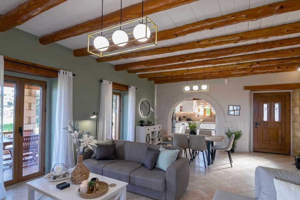 Stone villa Halepa panoramic view, private pool,big garden & quiet