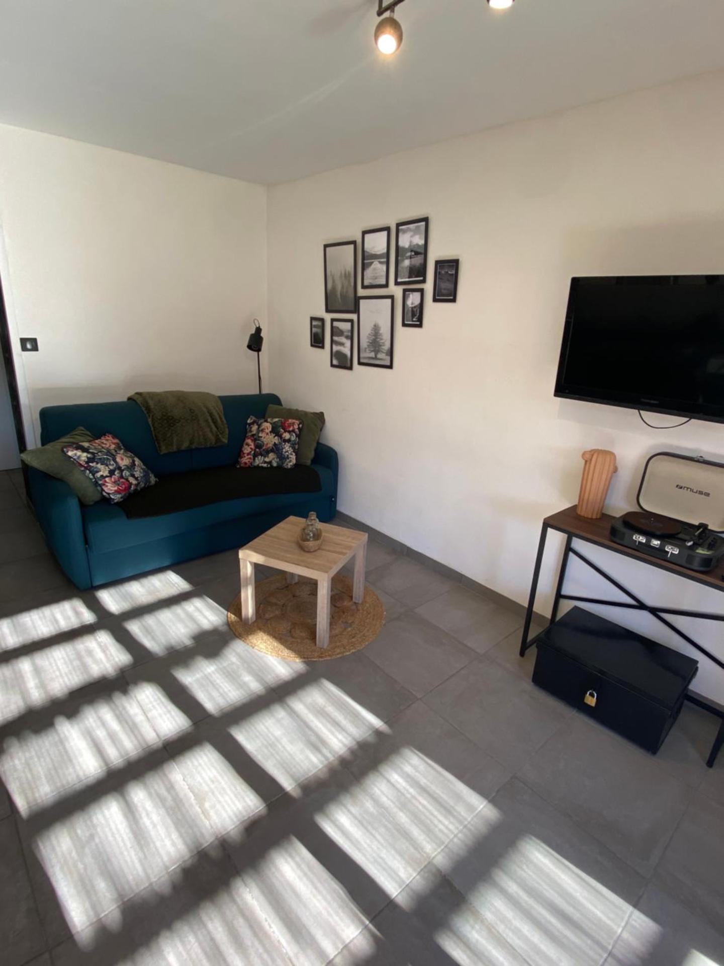 Communal lounge/ TV room