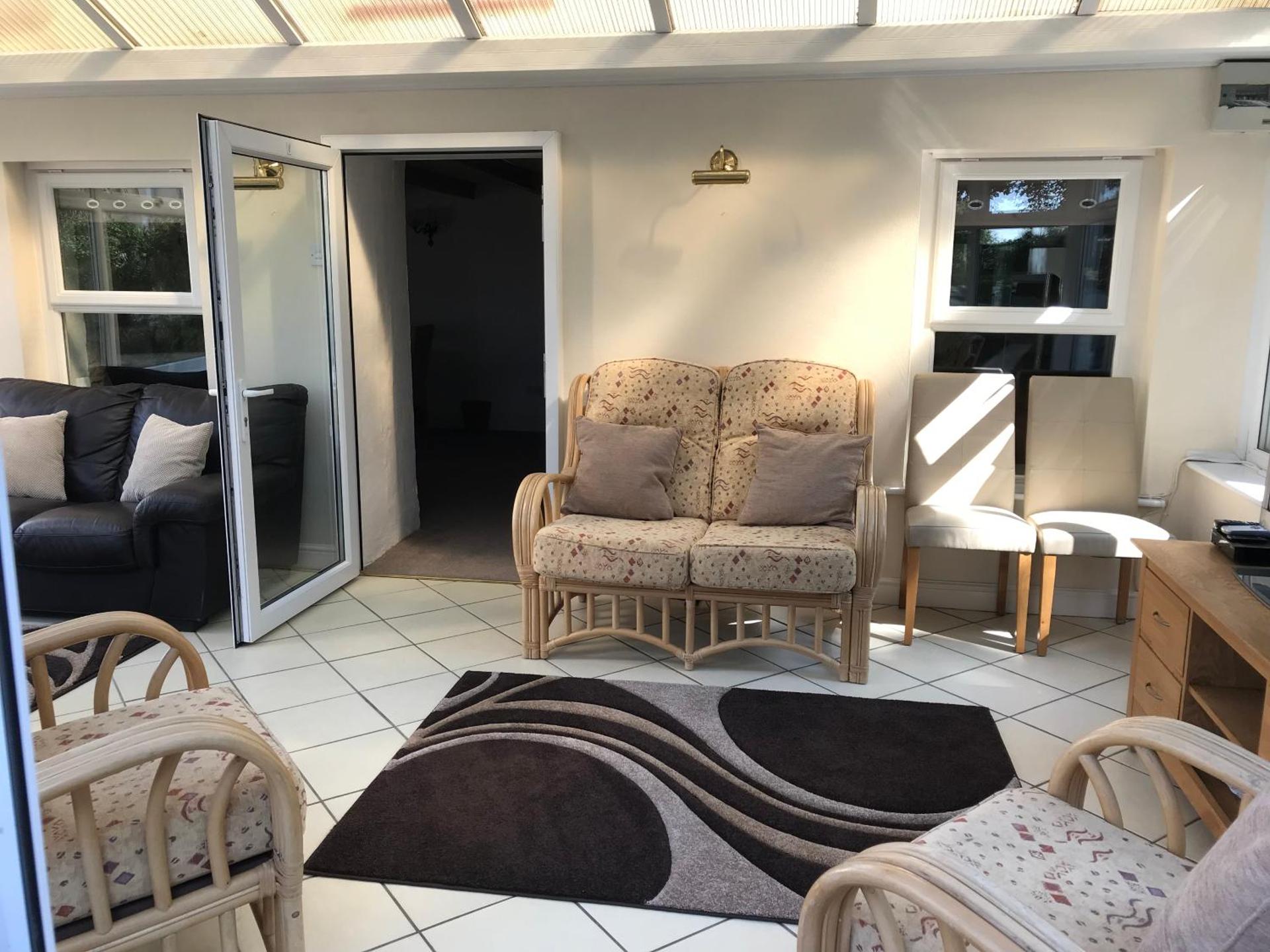 Large Family House - sleeps 10. Central Location. 15 mins from coast.