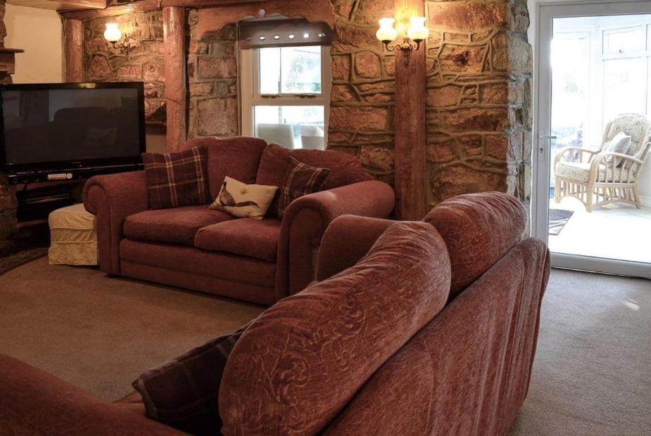 Large Family House - sleeps 10. Central Location. 15 mins from coast.