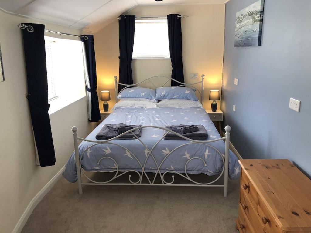 Large Family House - sleeps 10. Central Location. 15 mins from coast.