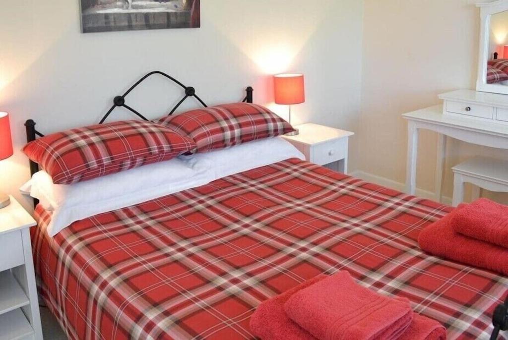 Large Family House - sleeps 10. Central Location. 15 mins from coast.