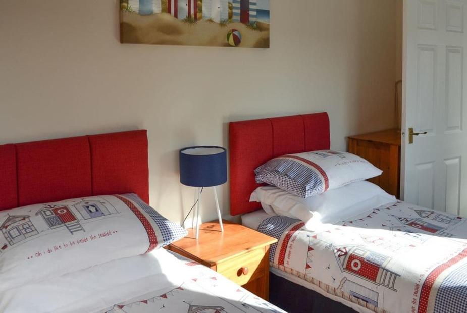 Large Family House - sleeps 10. Central Location. 15 mins from coast.