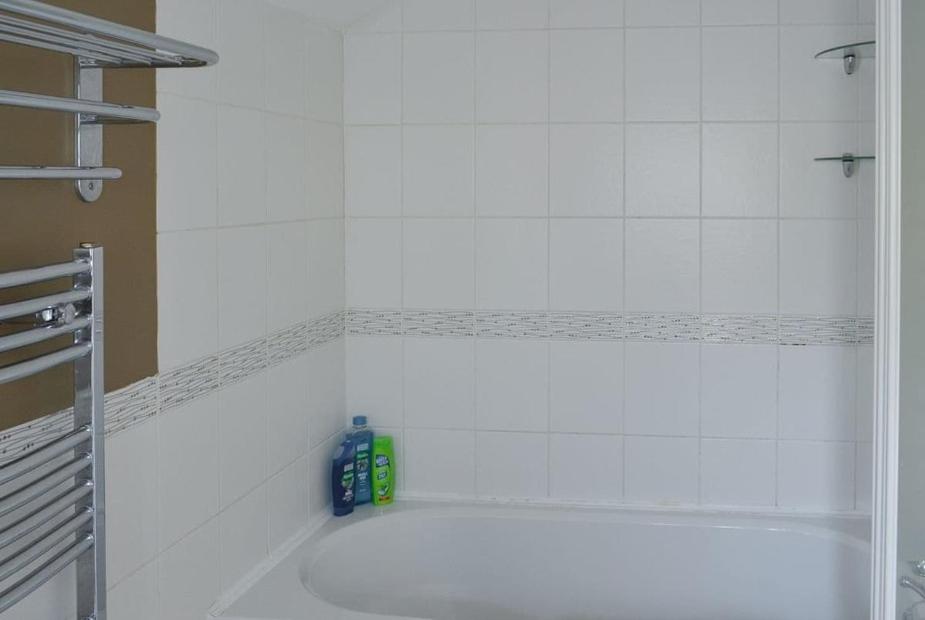 Large Family House - sleeps 10. Central Location. 15 mins from coast.