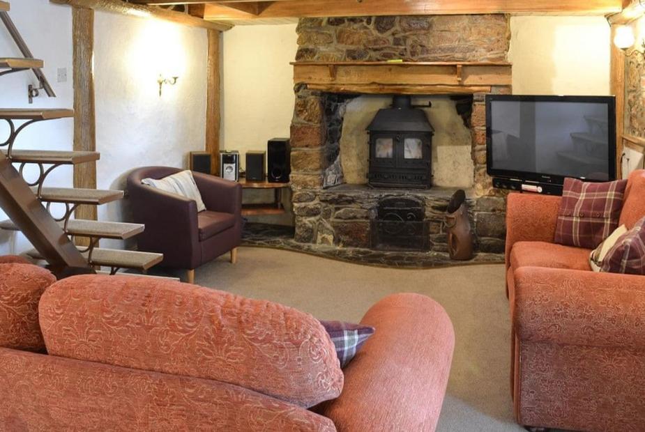 Large Family House - sleeps 10. Central Location. 15 mins from coast.