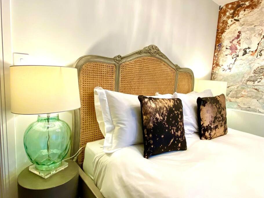 Elegant Apartment - 1 Minute walk to Poole Quay - Great Location - Free Parking - Fast WiFi - Smart TV - Newly decorated - sleeps up to 2! Close to Poole & Bournemouth & Sandbanks