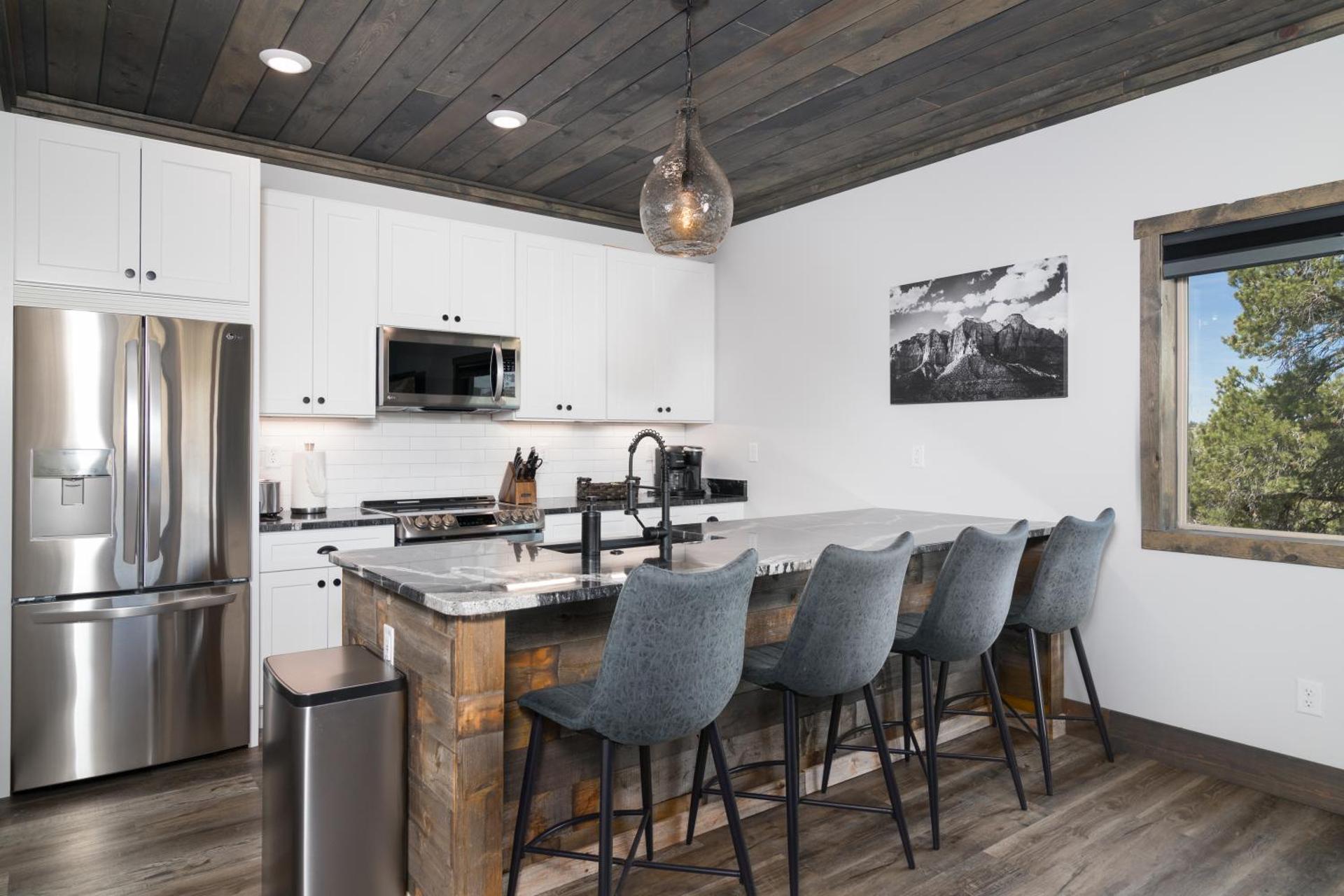 Overlook Cabin. Romantic Views Fire Pit/Hot Tub & Zion Adventure