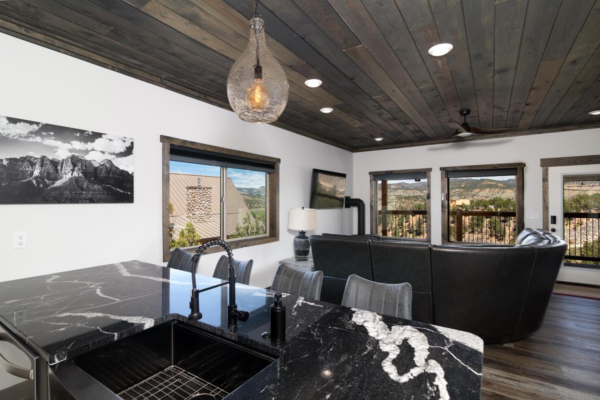 Overlook Cabin. Romantic Views Fire Pit/Hot Tub & Zion Adventure