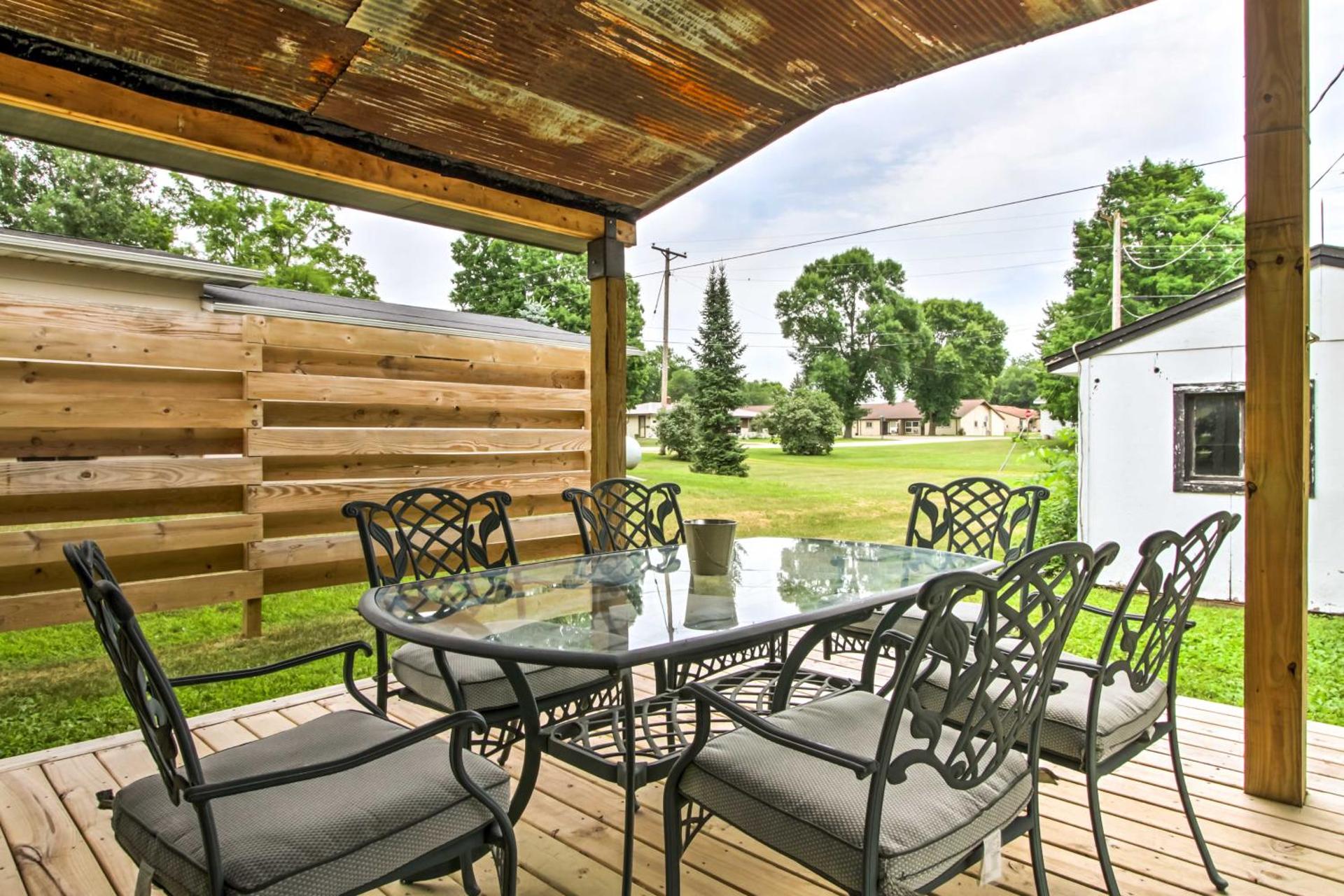 Lake Pepin Cottage with Patio - Walk to the Marina!