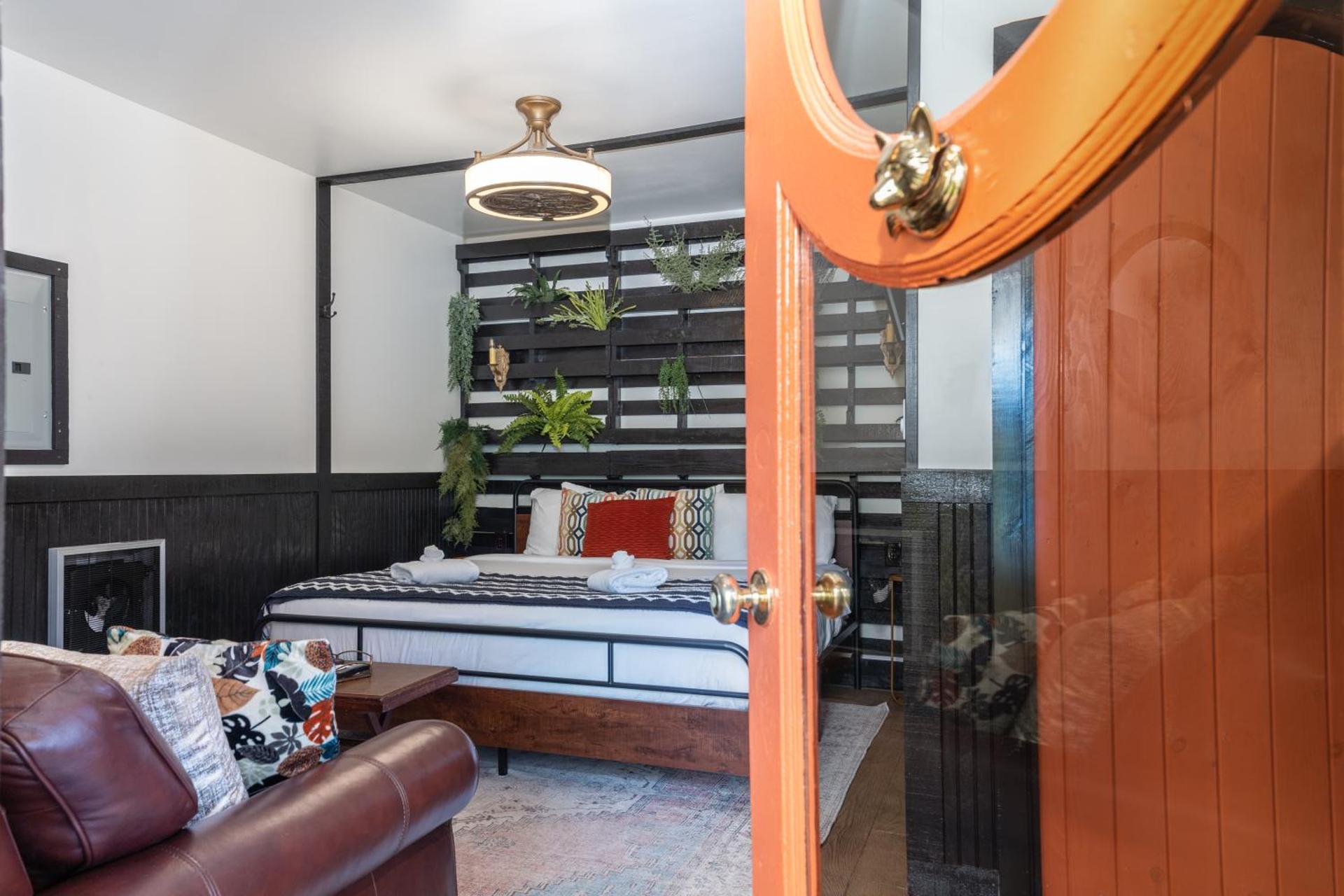 Trekker, Treehouses cabins and lodge rooms