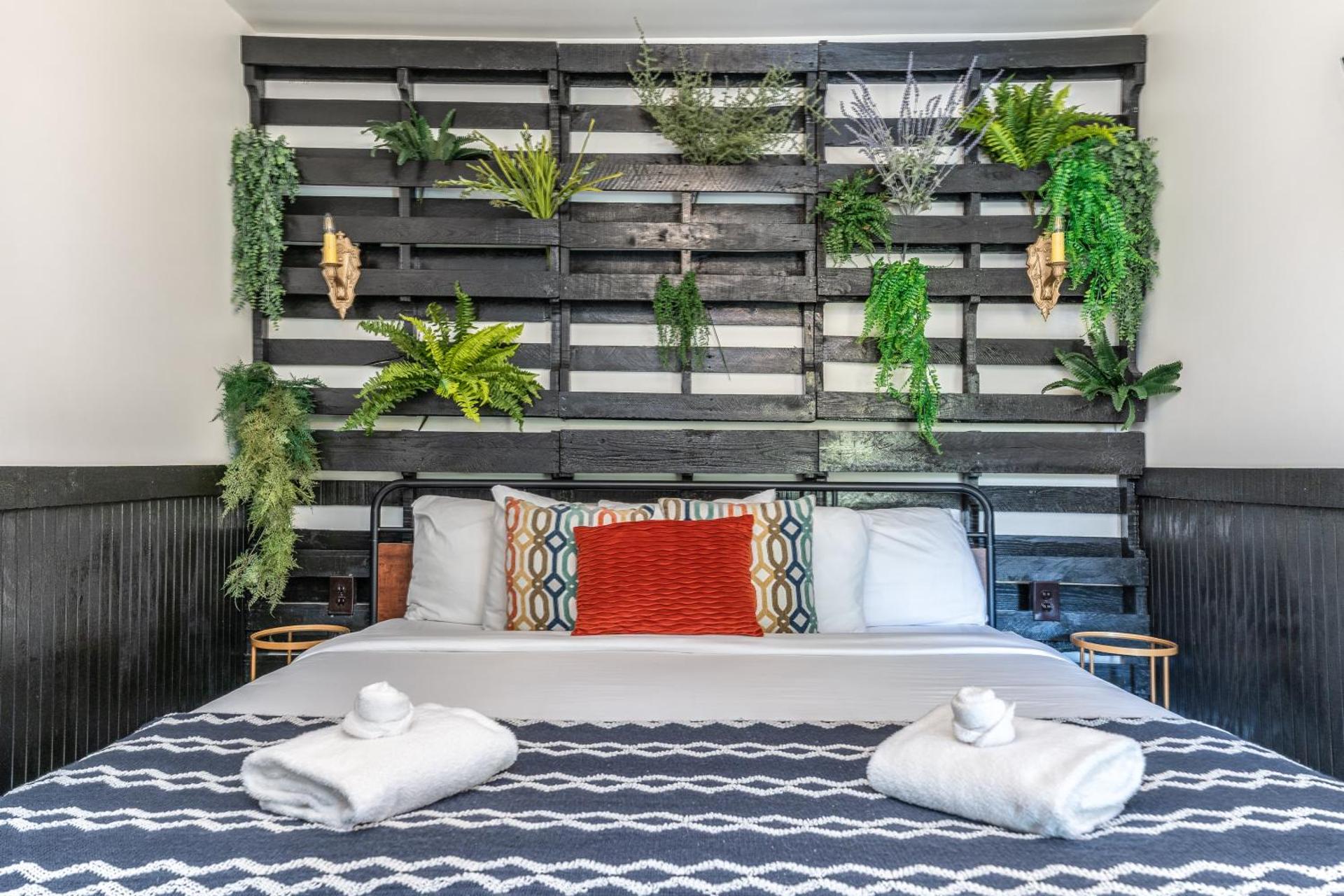 Trekker, Treehouses cabins and lodge rooms