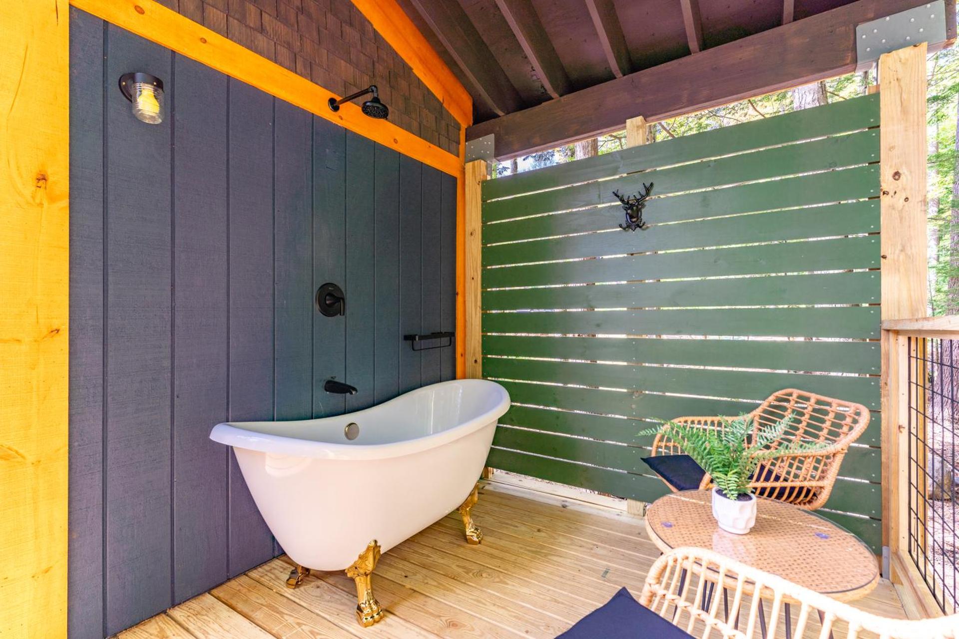 Trekker, Treehouses cabins and lodge rooms