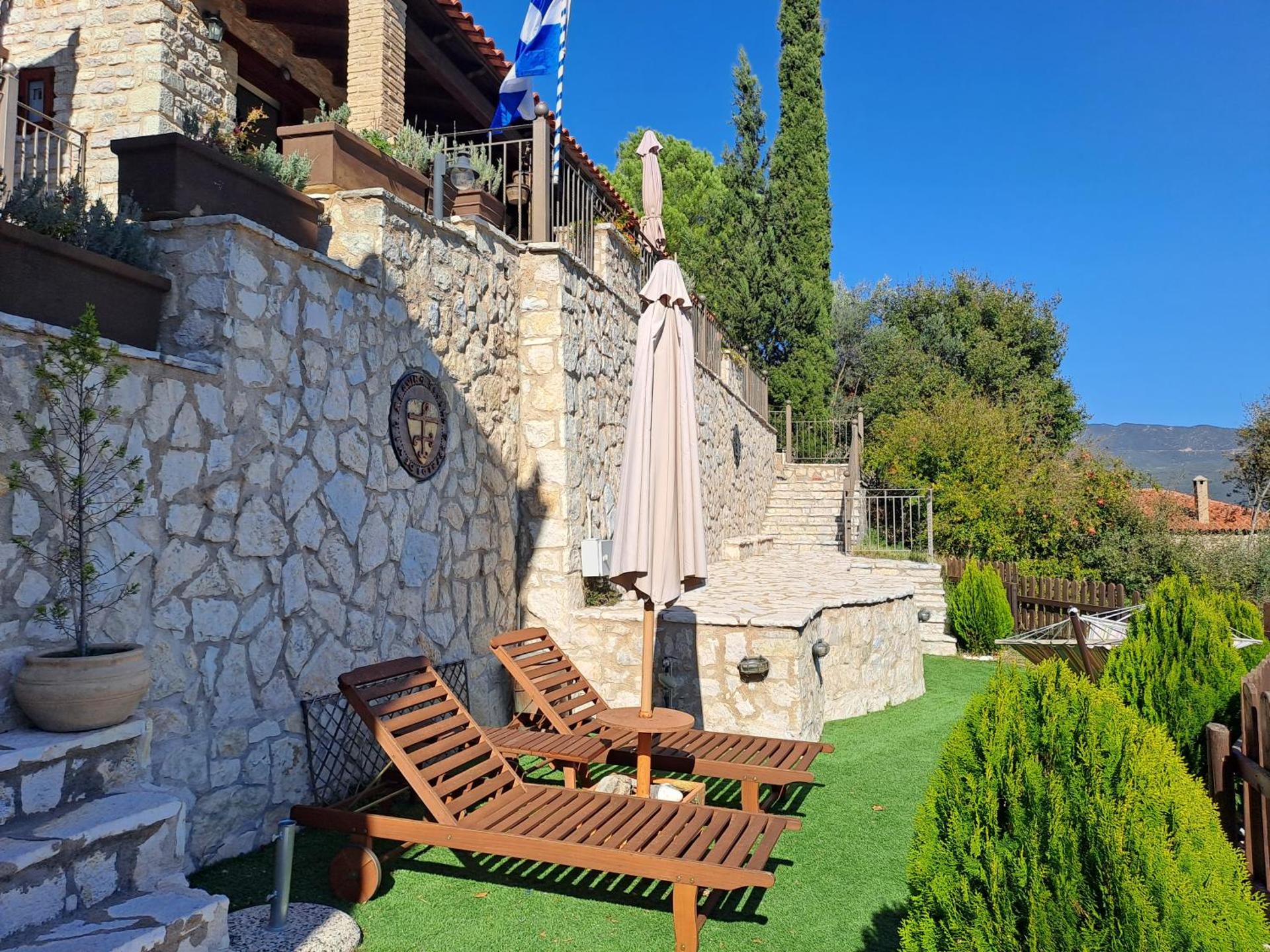 Petra Thea Villa Karitaina