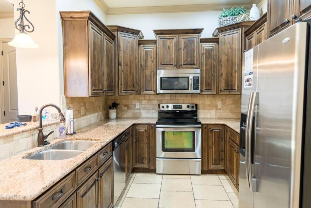 Suite Retreat with Pool Spa Gym and Tennis Court