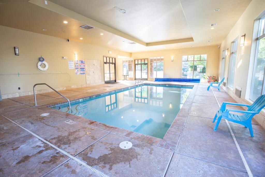 Suite Retreat with Pool Spa Gym and Tennis Court