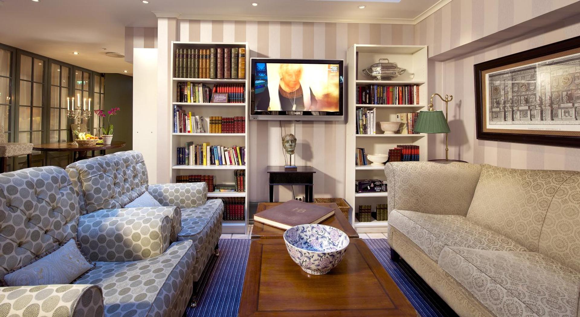 Communal lounge/ TV room