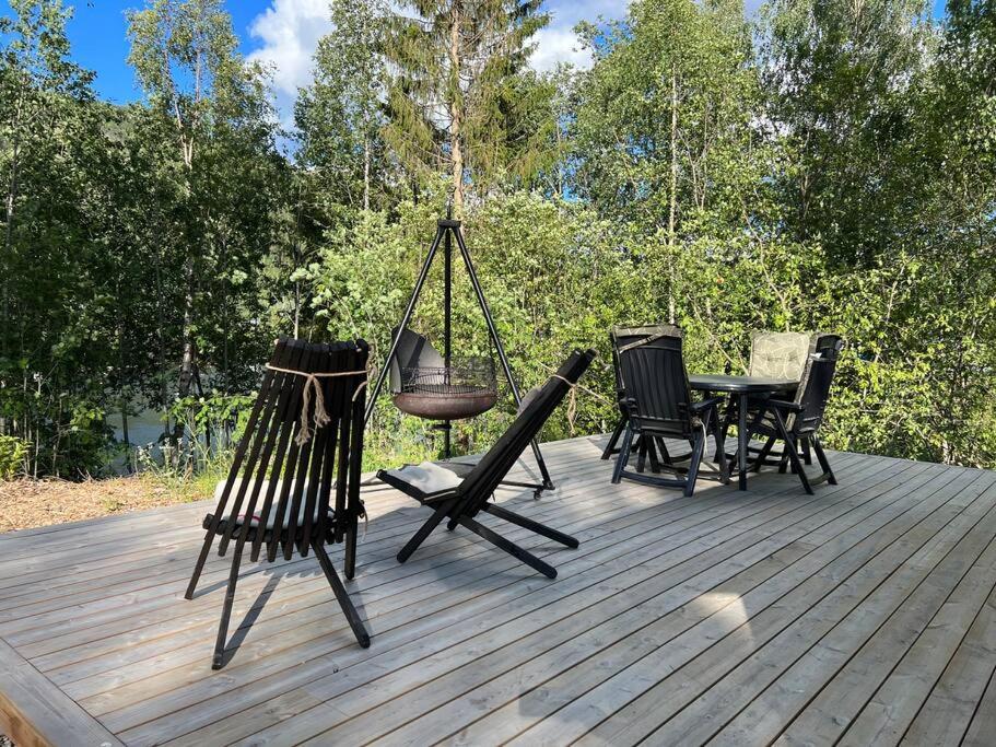 Koselig hytte med uteplas ved Hallingdalselva