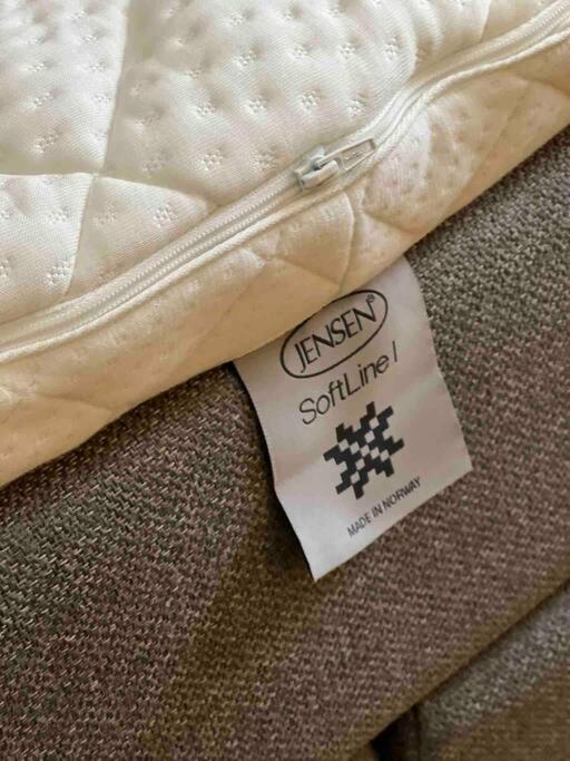 Koselig hytte med uteplas ved Hallingdalselva