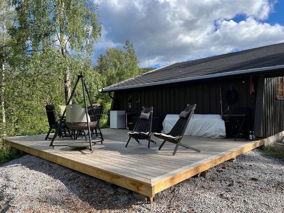 Koselig hytte med uteplas ved Hallingdalselva