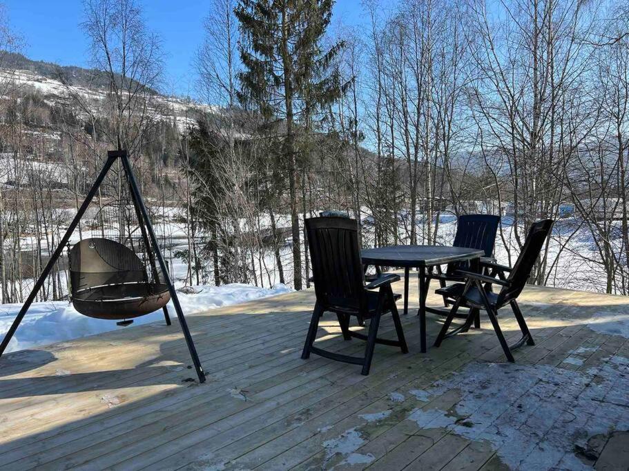 Koselig hytte med uteplas ved Hallingdalselva