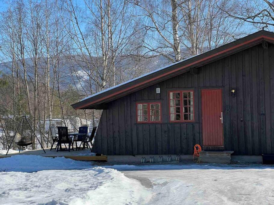 Koselig hytte med uteplas ved Hallingdalselva