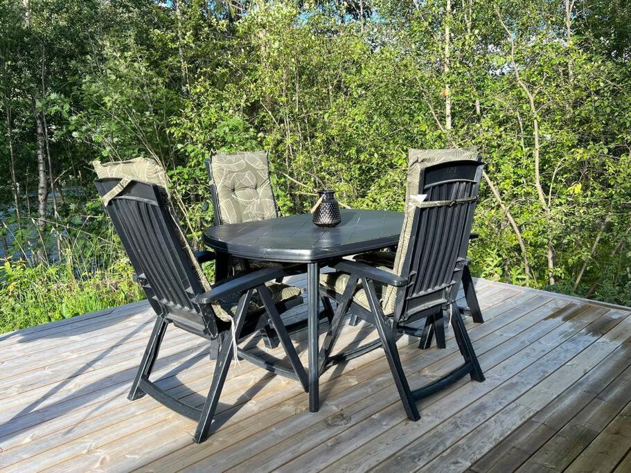 Koselig hytte med uteplas ved Hallingdalselva