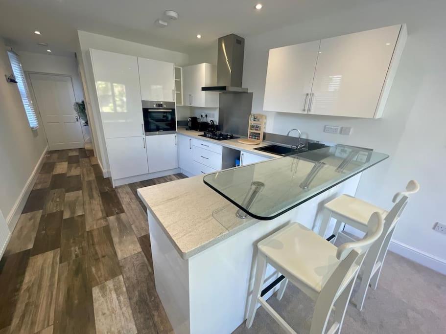 Light and Modern 2BR 1.5BA, newly refurbished!