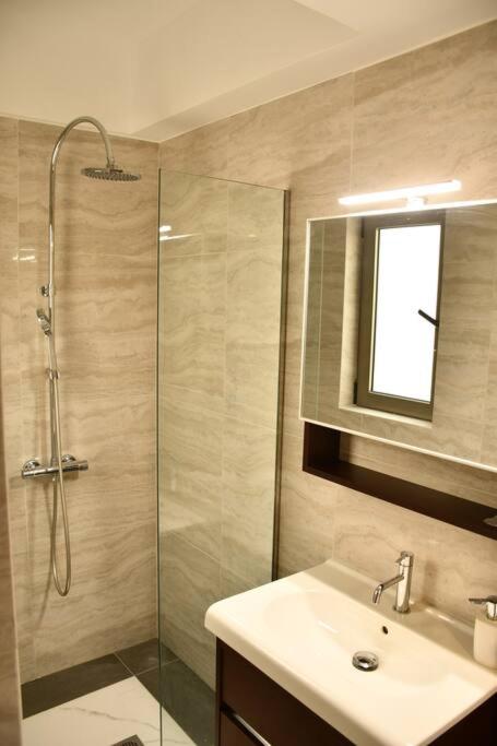 Spacious & Minimal Apartment Near Airport Peania Coniann Filoxenia