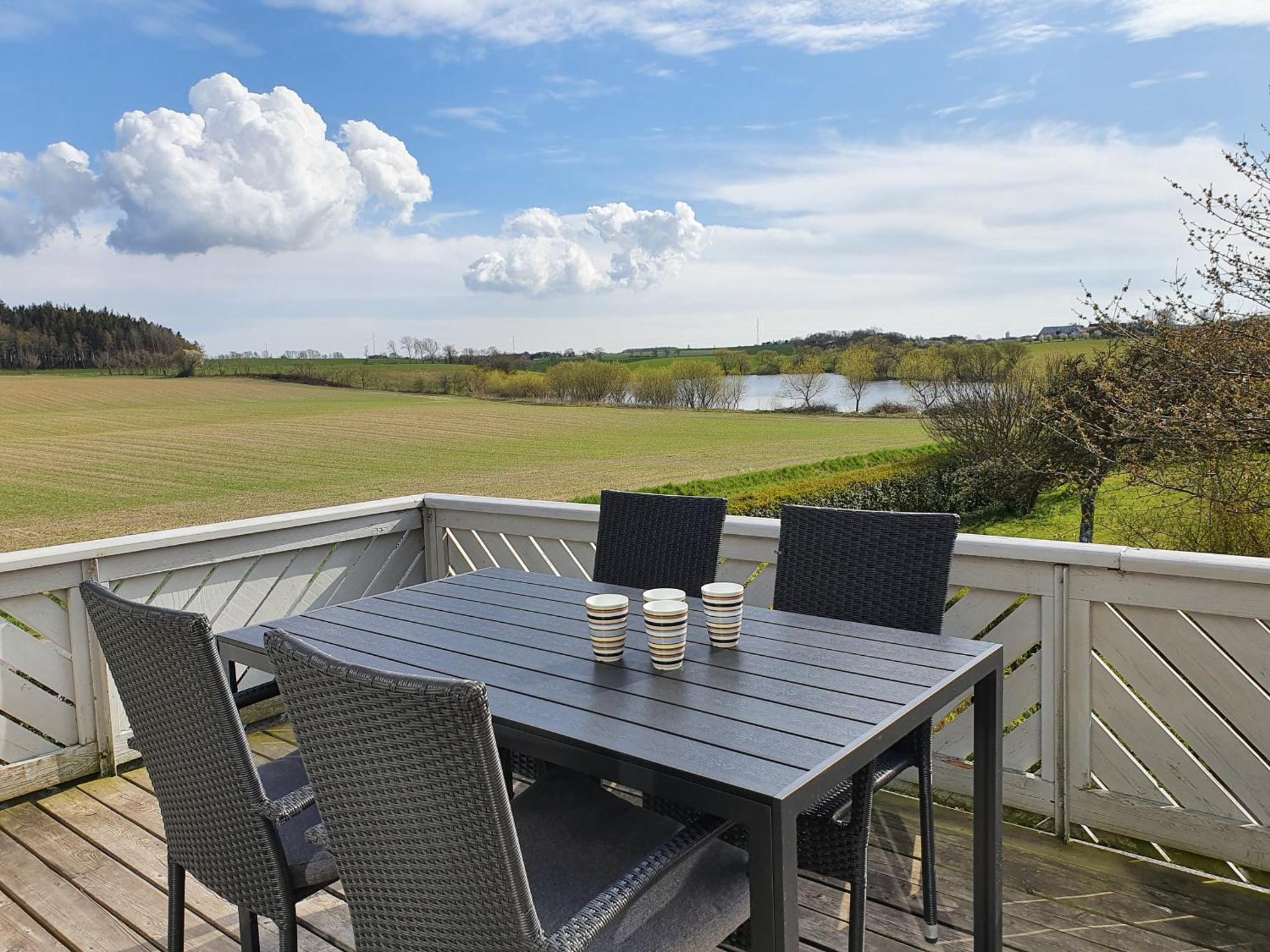 Apartment with Lake View