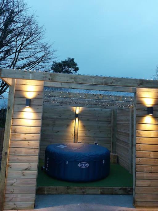 Luxurious Log Cabin with lay-z spa hot tub