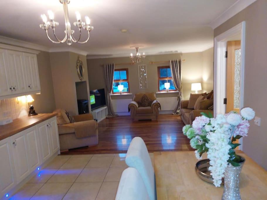 Luxurious Log Cabin with lay-z spa hot tub