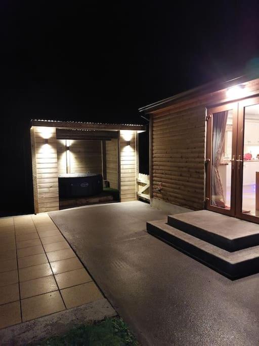 Luxurious Log Cabin with lay-z spa hot tub